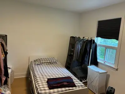 Spacious Room for Rent – Available October 1 Spacious unfurnished room available in a 3-bedroom, 1.5...