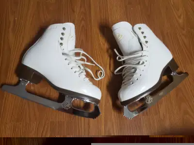 Patin pour patinage artistique de femme. Marque GAM, grandeur 5, largeur C. Très peu utilisé et en t...