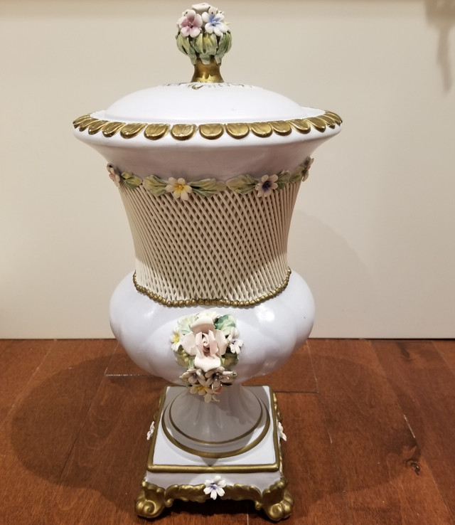 Capodimonte Italy vase/urn dans Art et objets de collection  à Ville de Montréal