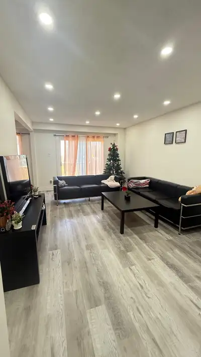 This private room offers a comfortable and inviting living space, perfect for someone seeking a clea...