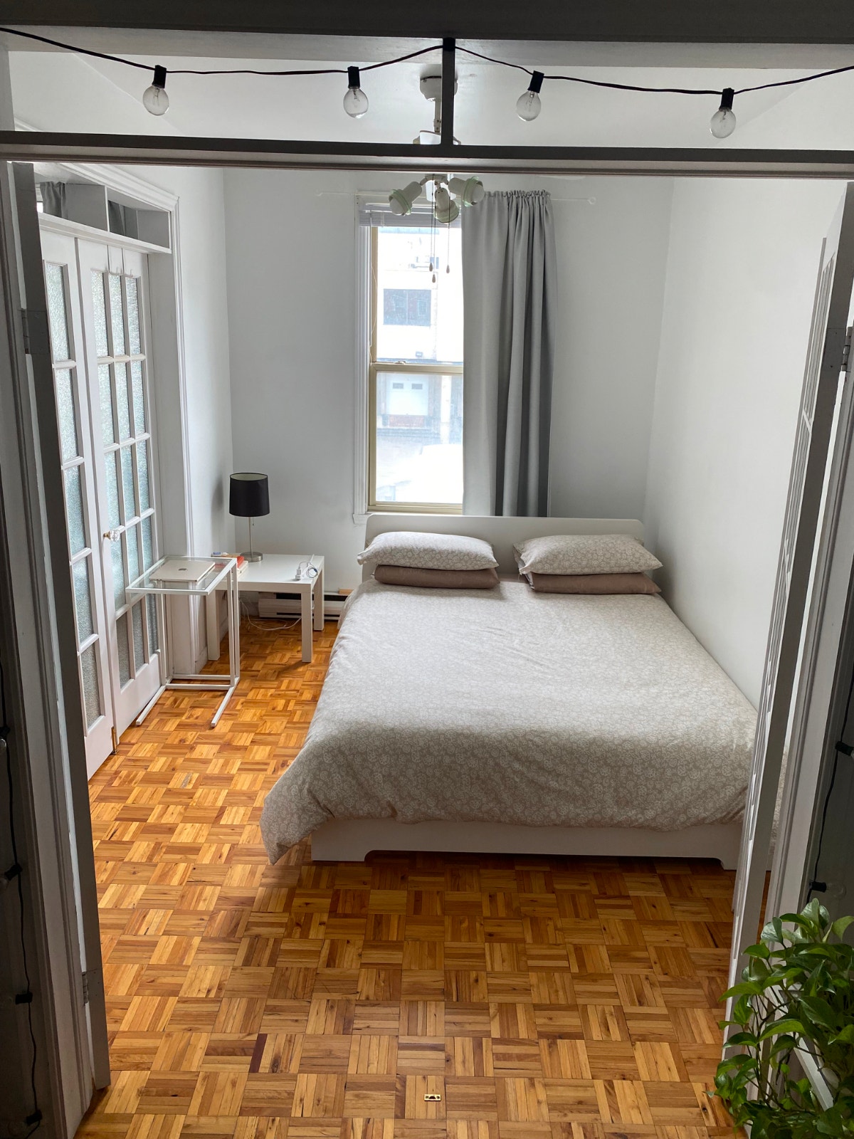 Sunny 3 1/2 , 1 closed bedroom, beautiful courtyard. September 1 — photo 2