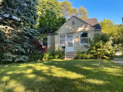 Spacious house with 5 beautiful bedrooms and two full baths, central air conditioning, dishwasher. H...