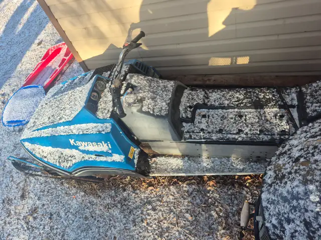 2 old snowmobiles in Snowmobiles in Saskatoon - Image 4