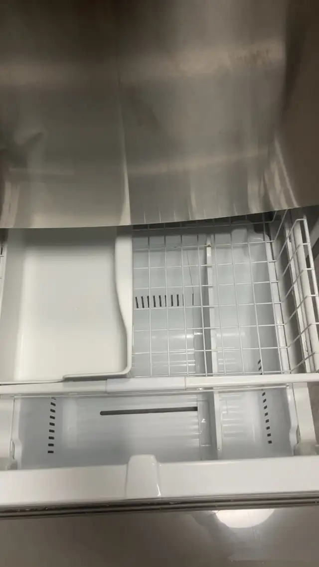 Frigidaire LG in Refrigerators in Laval / North Shore - Image 2