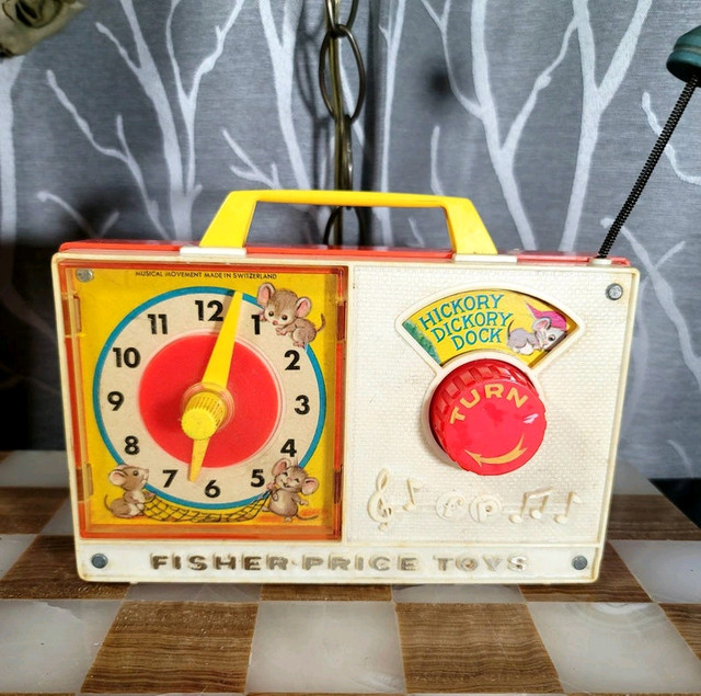 VINTAGE CHILDREN'S HICKORY DICKORY DOCK MUSIC CLOCK  in Arts & Collectibles in St. Catharines