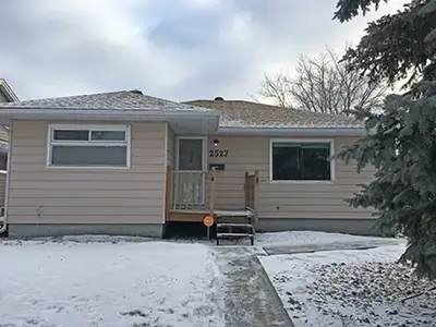 1050 sq. ft. 3 bedroom, main floor only. Separate suite in basement. Well kept unfurnished with hard...