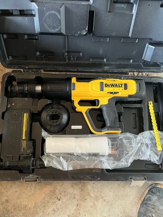 dewalt fully automatic .27 caliber powder actuated tool in Power Tools in Brantford - Image 2