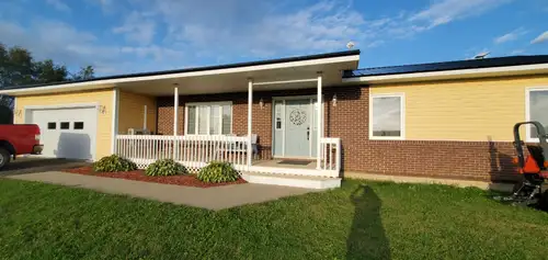 Beautiful 1700 sq ft bungalow with brand new 1500 sq ft upscale basement suite on 2 acres just 5 min...