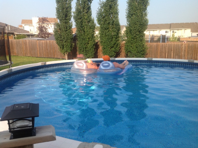 22ft Round Above Ground Swimming Pool, w solar panels & heater!! Hot