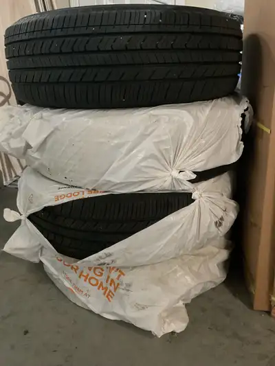 Selling a set of 4 Yokohama Geolandar X-CV G057 tires, brand new, under 60km on them. 265/60R20 112H...
