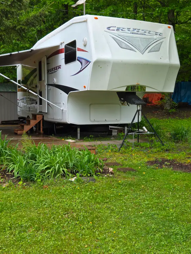 Située au camping La foret de Freli (pret de Cowansville). Seule in RVs & Motorhomes in Longueuil / South Shore - Image 2