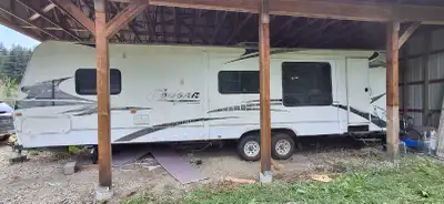 38 ft keystone winter ready, was lived in by a small family for about a year Pros: Ac works and all...