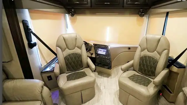 “REDUCED — 2018 Berkshire 39A — 52,000 km — in RVs & Motorhomes in Calgary - Image 9