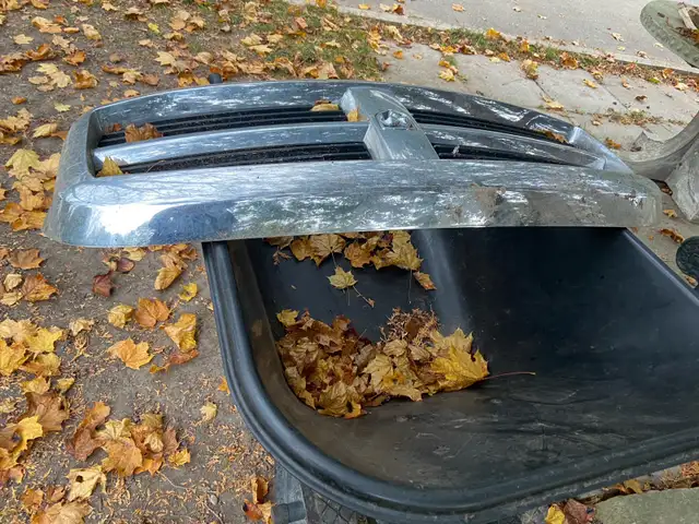 2007 dodge Ram 15 25 35 5500 front grill grille auto body parts in Auto Body Parts in Oakville / Halton Region - Image 3
