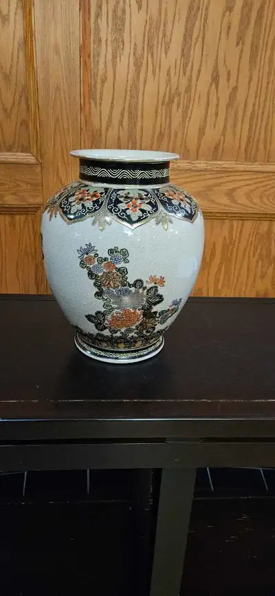 Ce vase chinois décoratif est une pièce d'art exceptionnelle pour agrémenter votre intérieur. Il est...