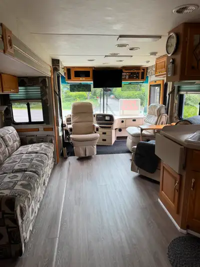 Luxury meets functionality in this 2002 Newmar Dutch Star 3853, built on a rugged Spartan chassis an...