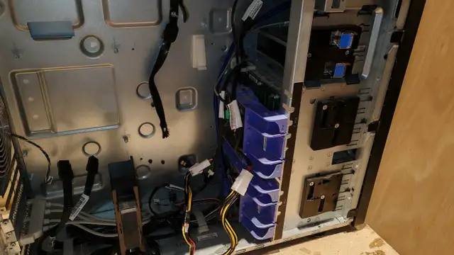 Lenovo Thinkserver TS440 server chassis barebone in Servers in Oakville / Halton Region - Image 7