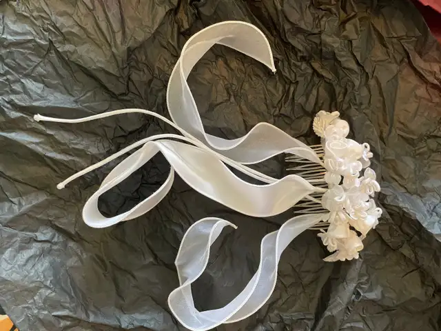 Girl’s white head piece with comb. $20 in Kids & Youth in Ottawa - Image 2