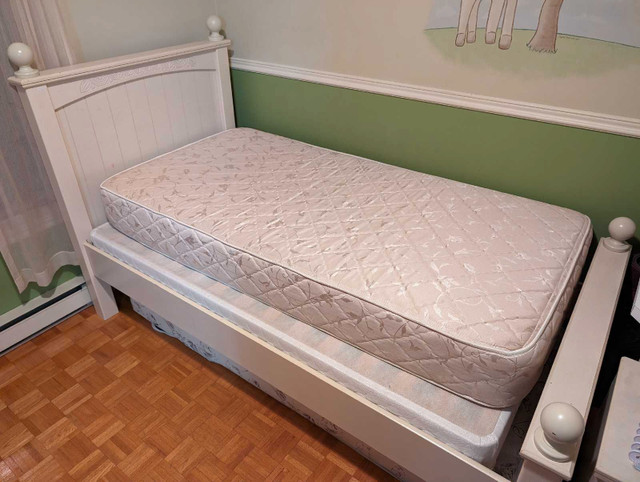 Est de chambre lit simple avec commode et table de chevet  dans Lits et matelas  à Laval/Rive Nord - Image 2