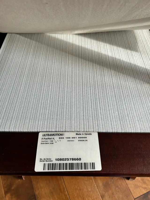  Fauteuil oscillant - Ultramotion- fabriqué au Canada  in Chairs & Recliners in Laval / North Shore - Image 5