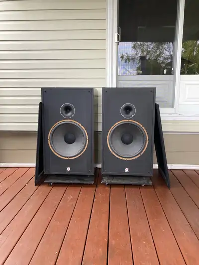 These Sound Dynamic speakers offer quality sound for any audiophile, though they show signs of use,...
