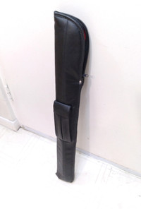 Cushioned pool cue carry soft case.