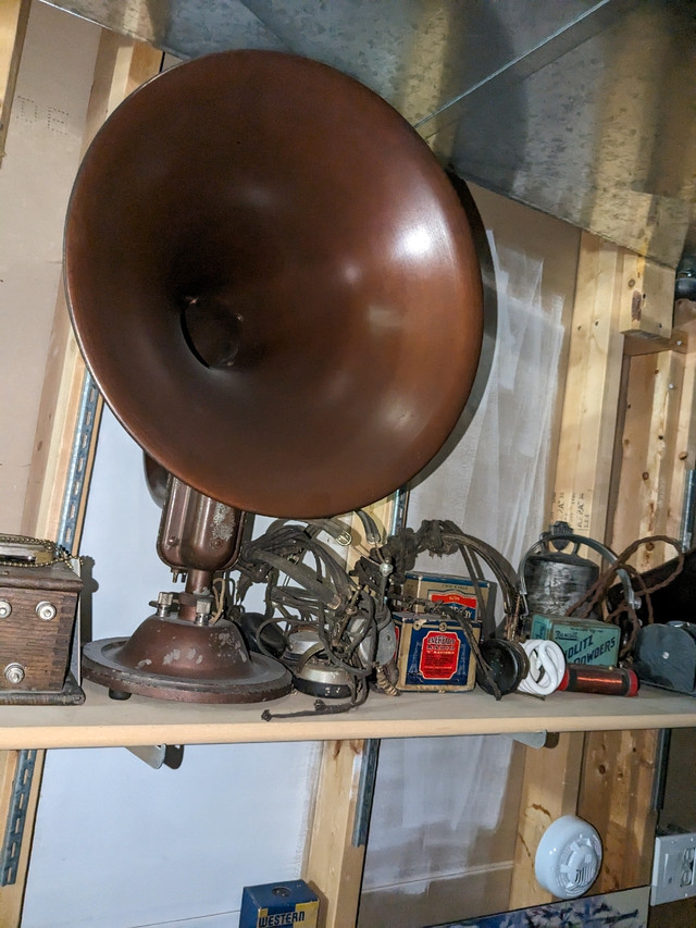 Antique radio horn and cone speakers in Arts & Collectibles in Calgary