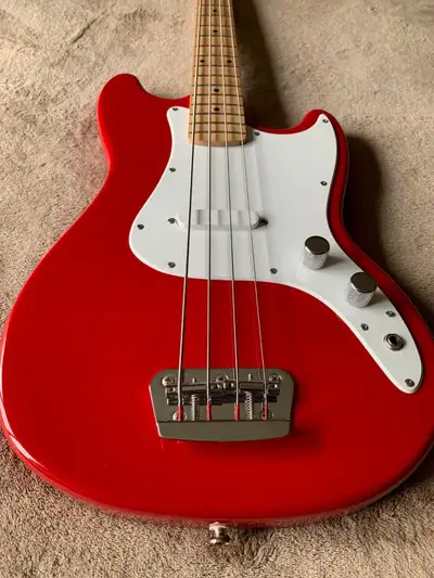 See English below... Fender Squier Bronco Bass Short Scale à vendre — une basse 4 cordes compacte, l...