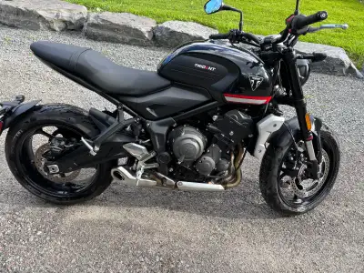 Triumph trident 660 2022, de couleur noire, jamais accidentée et elle a toujours été entreposée l’hi...