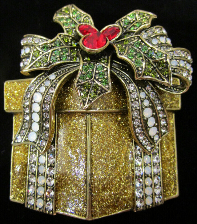NEW IN BOX, HEIDI DAUS "PRETTY PACKAGE" CRYSTAL XMAS PIN in Arts & Collectibles in Hamilton