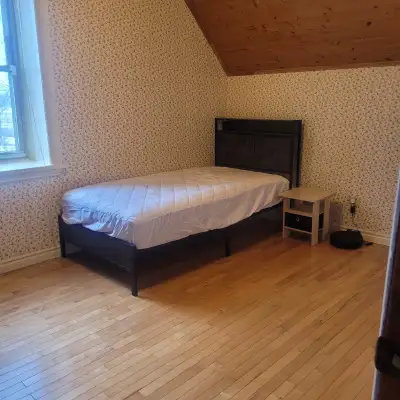 (Posting for a friend). Situated countryside Dunrobin, just 15 minutes drive from kanata north IT pa...
