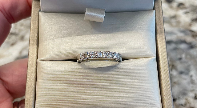 14k 12 Diamind wedding band  in Jewellery & Watches in Cambridge - Image 2