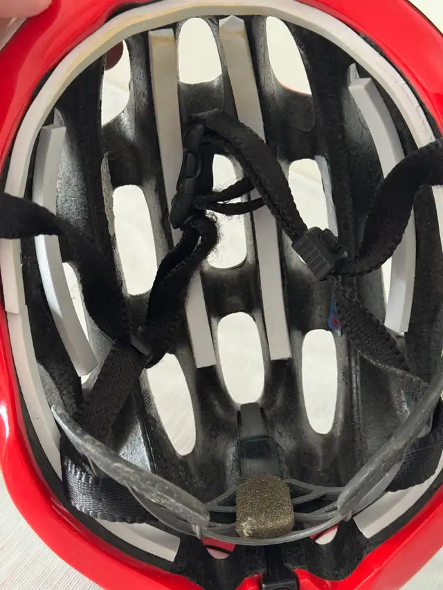 TWO ADULT ROAD BIKE CYCLING HELMETS, LIKE NEW, GOOD QUALITY in Road in City of Montréal - Image 7