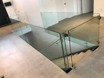 Rampe d’escalier ou de balcon en verre. Panneaux de verre, View more