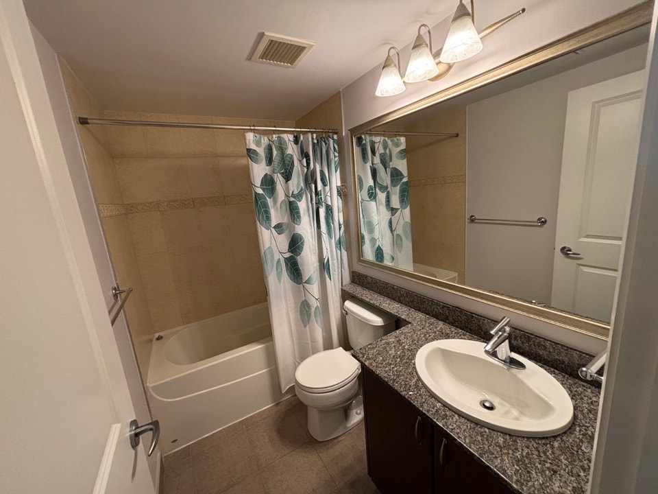 Beautiful 2 bed 2 bath   office Condo for rent. New West Train 4