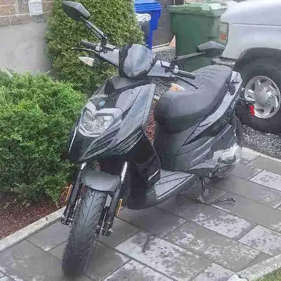 Piaggio typhoon 2023 50cc. J'ai achetée scooter en été 2023, il est encore comme neuf. Plaquer en se...