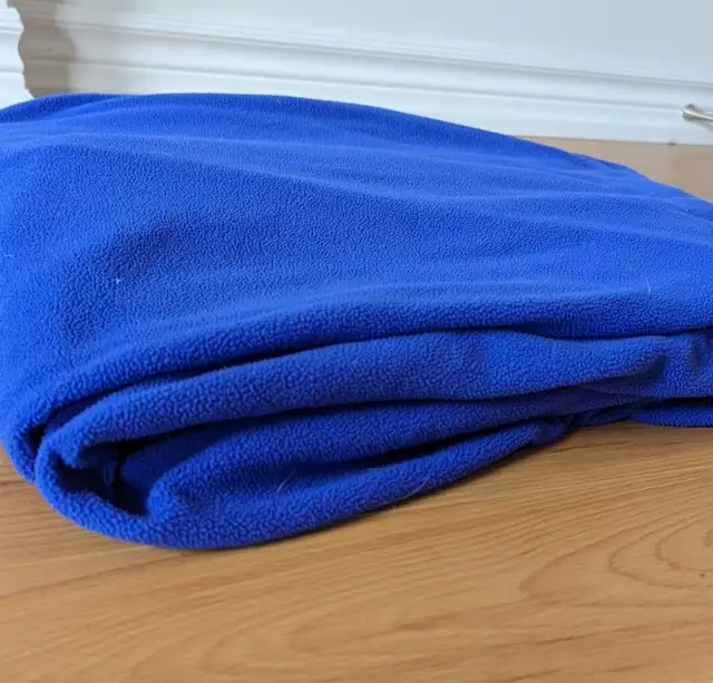 Purple Fleece Throw Blanket  in Bedding in City of Toronto - Image 3