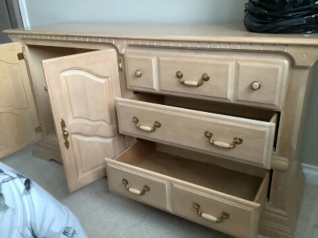 Dresser, mirror & side table in Dressers & Wardrobes in Markham / York Region - Image 3