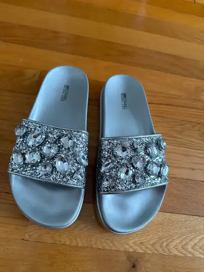 Michael Kors studded silver slides / Sandales MK argent femmes, View more