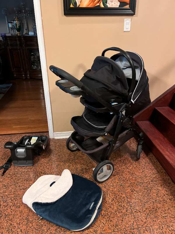Graco stroller . Reversible seat . with car seat in Strollers, Carriers & Car Seats in City of Toronto - Image 2