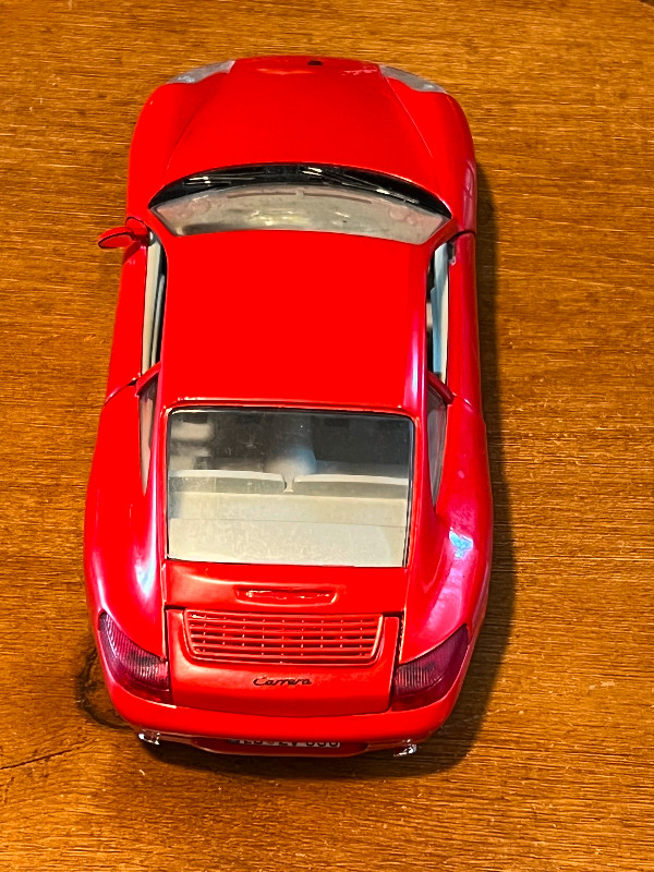 Burago Porsche 911S 1:24 Scale Die Cast Car Made in Italy 7X2.5" dans Art et objets de collection  à Longueuil/Rive Sud - Image 2