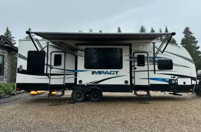 10 ft garage 2 slides LED Lights on the power awning Double queen bunks in the toyhauler, with power...