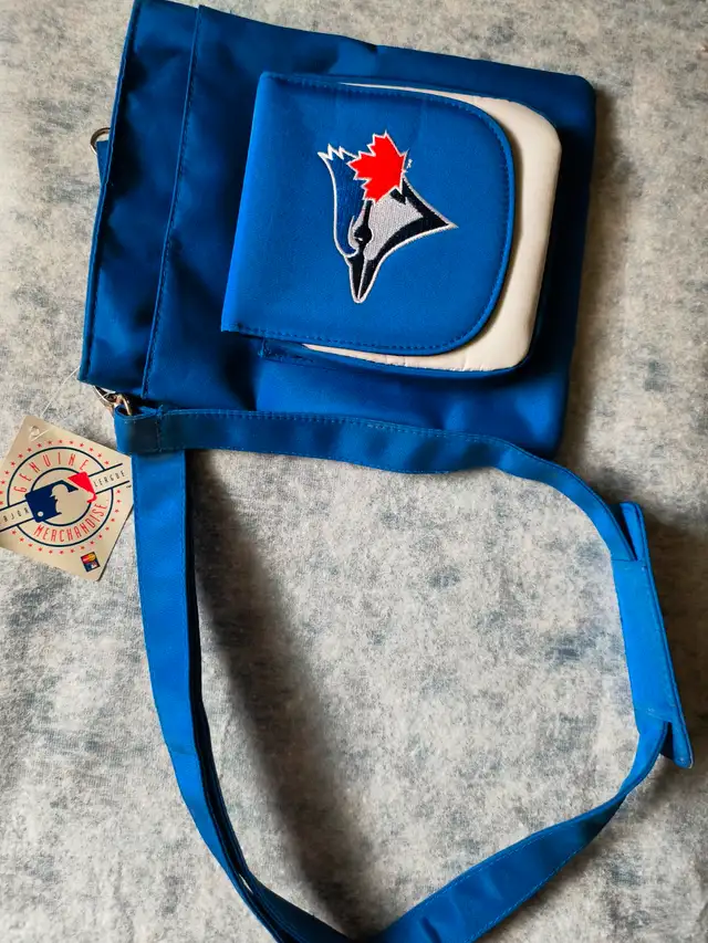 Toronto Blue Jays Crossbody Bag in Baseball & Softball in City of Toronto - Image 3