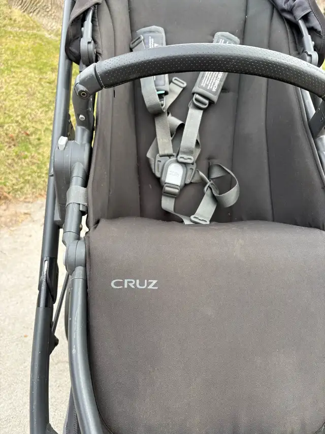 UPPAbaby Cruz stroller in Strollers, Carriers & Car Seats in Hamilton - Image 4