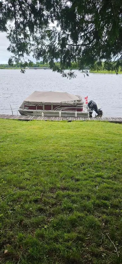 Selling my Princecraft pontoon boat, a 2015 model in great condition! This 20 footboat features a bu...