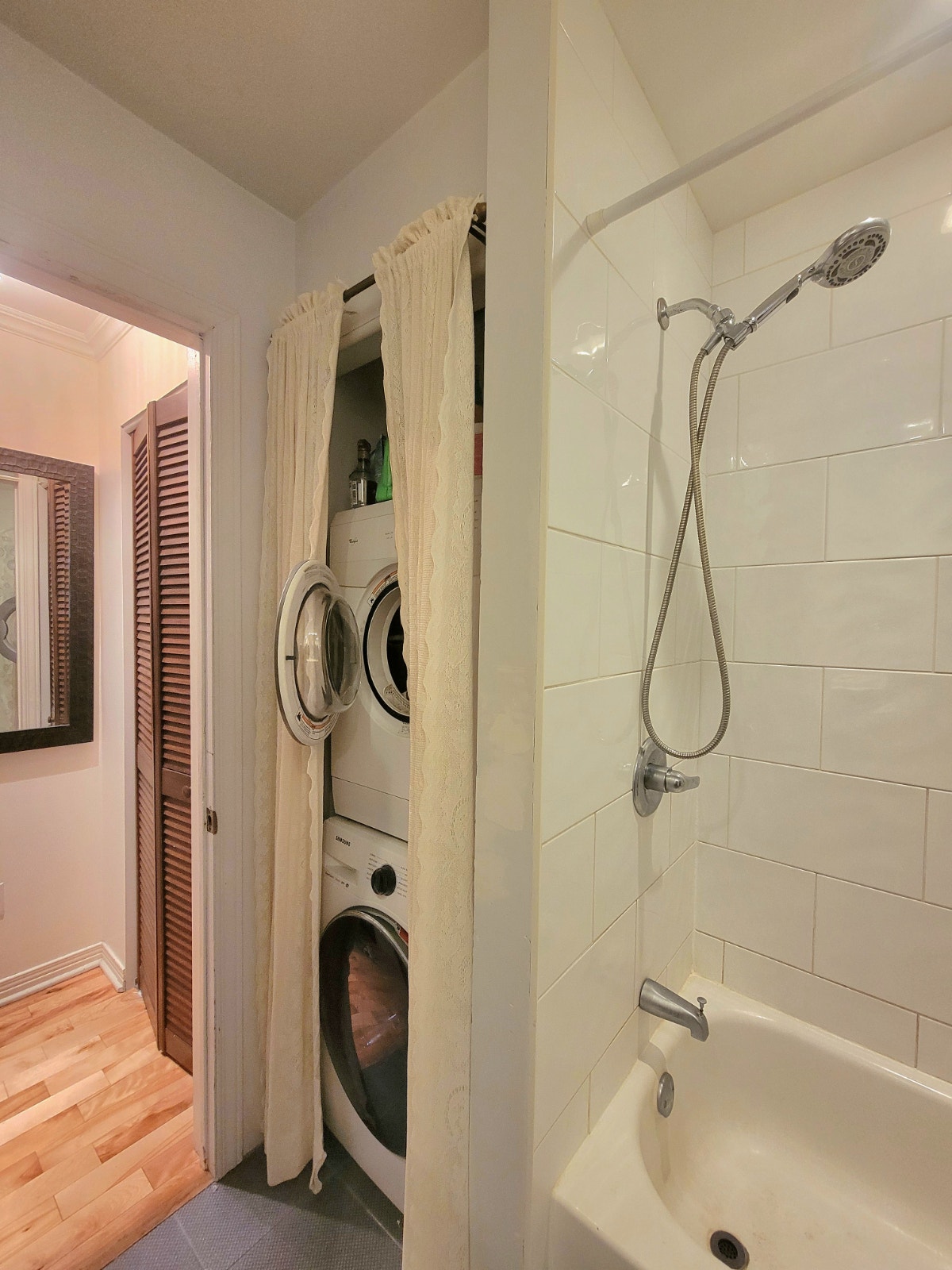 LARGE FULLY FURNISHED 3½ - 3 MIN FROM BERRI-UQAM — photo 3