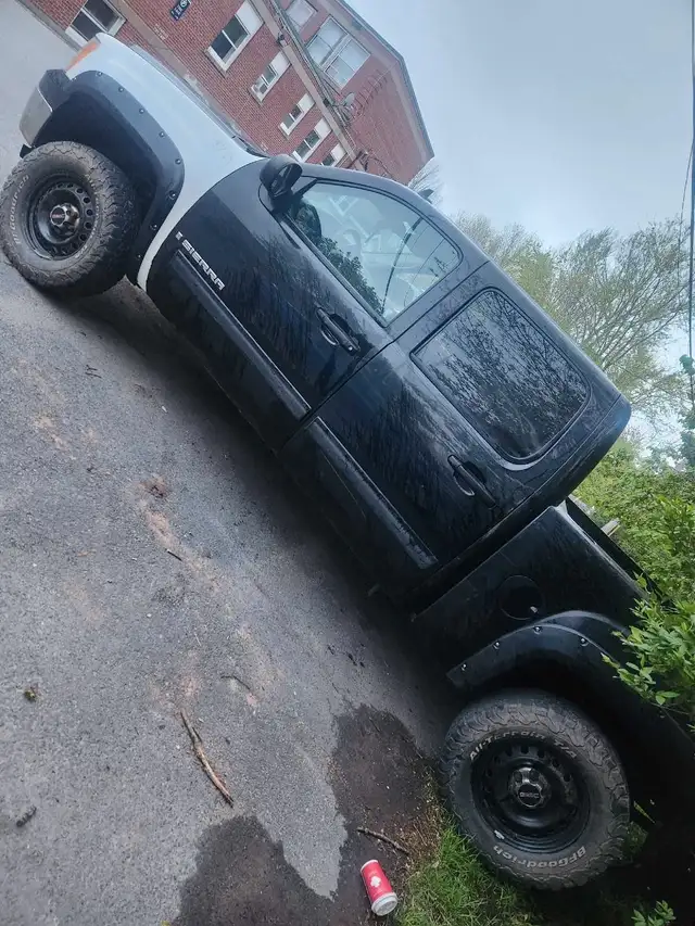 2010 gmc sierra in Other in Bedford - Image 5