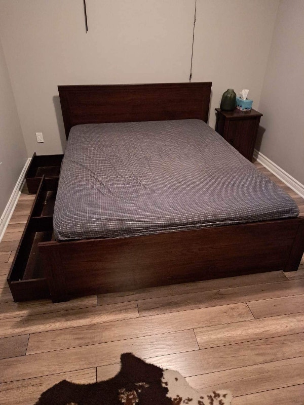 Lit Queen (Ikea•Brusali) et table de chevet brun foncé Lits et