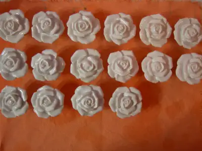 Ajouter une petite touche fleurie à vos armoires de cuisine avec ces jolies poignées en porcelaine:...