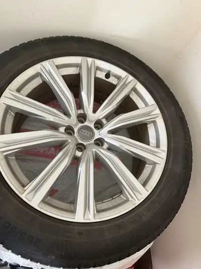 I am selling a set of four used winter wheels and tires for an Audi Q8, featuring 265/50R20 Continen...